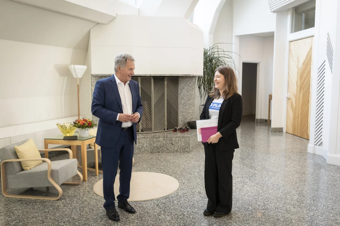 Tasavallan presidentti Sauli Niinistö ja Planin nuori Nella Salminen keskustelevat.