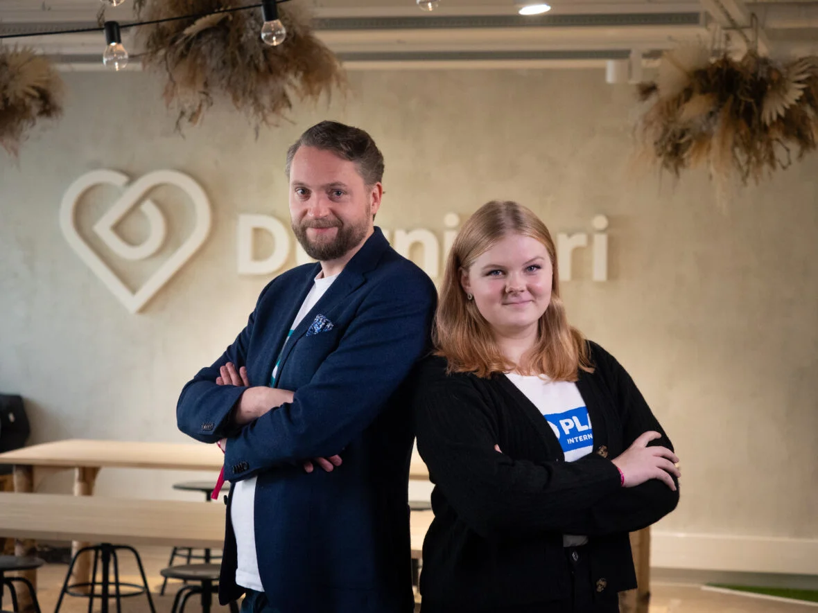 Duunitorin toimitusjohtaja Thomas Grönholm ja Planin valtaaja Vilma Hoviniemi Duunitorin toimistolla.