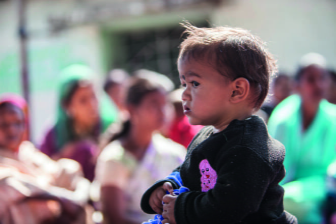 YHTÄ ARVOKAS KUIN POIKA. Kymmenen kuukauden ikäisen Saban äiti aikoo tarjota tyttärelleen samat oikeudet kuin mitä poika saisi. Saba on onnekas, sillä Intiassa monet tytöt kohtaavat sukupuolensa vuoksi väkivaltaa ja syrjintää. Moni vauva jää syntymättä vain siksi, että on tyttö. Plan tukee Intiassa lasten turvallista varhaislapsuutta ja tarjoaa terveydenhuoltoa sekä vanhemmille neuvoja monipuolisesta ruokavaliosta.