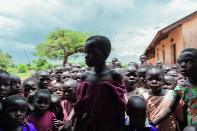 OIKEUS KÄYDÄ KOULUA. Lapset leikkivät välitunnilla koulun pihassa Kamulissa Ugandassa. Lapsilla on oikeus käydä koulua turvallisessa ympäristössä. Planin kummien tuella yhteen alueen peruskouluun kirjautuneiden oppilaiden määrä liki kaksinkertaistui sen jälkeen, kun Plan paransi koulurakennusta ja koulutti opettajia.