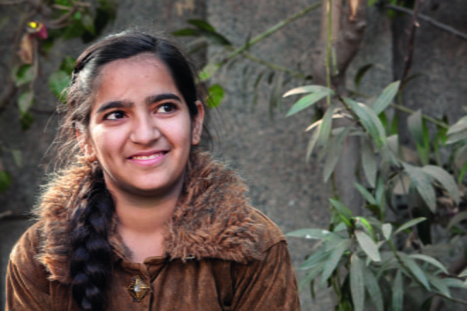 KAUPUNGIT TURVALLISIKSI. 17-vuotias Twinkle uskaltautui aiemmin torille vain veljiensä seurassa. Nyt hän uskaltaa kävellä yksin kadulla Delhin slummissa Intiassa. Planin tutkimuksen mukaan 96 prosenttia tytöistä tuntee olonsa turvattomaksi Delhin julkisilla paikoilla. Planin työ parantaa tyttöjen turvallisuutta suurkaupunkien köyhillä alueilla vaikuttamalla tyttöjen kohtaaman häirinnän syihin.