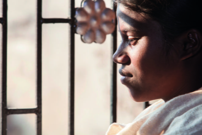 POIS PAKKOTYÖSTÄ. 13-vuotias Priya sai lahjaksi siskoltaan kimaltavan asun, kun hän vapautui orjatyöstä. ”Kun pukeudun siihen, muistan, että olen vapaa.” Intian Jharkhandin osavaltiosta on kadonnut arviolta 40 000 lasta, suurin osa tyttöjä. Heidät on myyty tai siepattu pakkotyöhön. Planin ansiosta kyläläiset tietävät nyt lastensuojelusta. Lastensuojelukomitea auttaa pakkotyöhön joutuneiden lasten perheitä Priyan kylässä. 