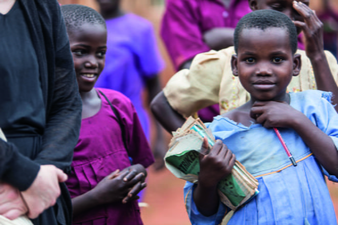OIKEUS OPPIA. ”Hauskinta koulussa on opiskelu ja oppiminen, jotka ovat kaksi eri asiaa. Opiskella voi myös oppimatta mitään”, Planin kummilapsi Immaculate kertoo. Planilla on Ugandassa 36 000 kummilasta. Plan kehittää kummilasten kyläyhteisöissä laadukasta koulutusta sekä parantaa lasten suojelua, terveyttä ja tasa­arvoa.