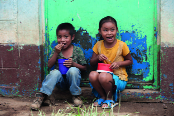 RAVITSEVAA RUOKAA. Lapset nauttivat monipuolisesta lounaasta Guatemalassa. Guatemalassa lähes puolet alle 5-vuotiaista lapsista on aliravittuja. Ilmastonmuutos lisää nälkää entisestään, kun sadot kärsivät kuivuuden tai tulvien takia. Plan auttaa vanhempia oppimaan säänkestävää viljelyä. Kouluissa lapset keräävät sadevettä talteen ja oppivat suojautumaan ilmastonmuutokselta.