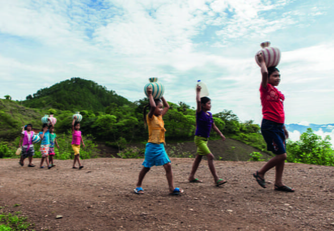 PUHDASTA JUOMAVETTÄ. Koululaiset näyttävät, miten vettä voidaan säästää ja kerätä talteen Ch’ortin läänissä Guatemalassa. Ilmastonmuutos lisää kuivuutta ja tulvia. Planin tuella kylät kehittävät uusia vedenkeruujärjestelmiä. Lapset oppivat kouluissa kuivuudesta näyttelyiden, teatterin ja tapahtumien avulla. He oppivat myös varastoimaan ja säästämään vettä koulun pihalle pystytetyn vesitankin ja sadeveden keräävien kourujen avulla. 