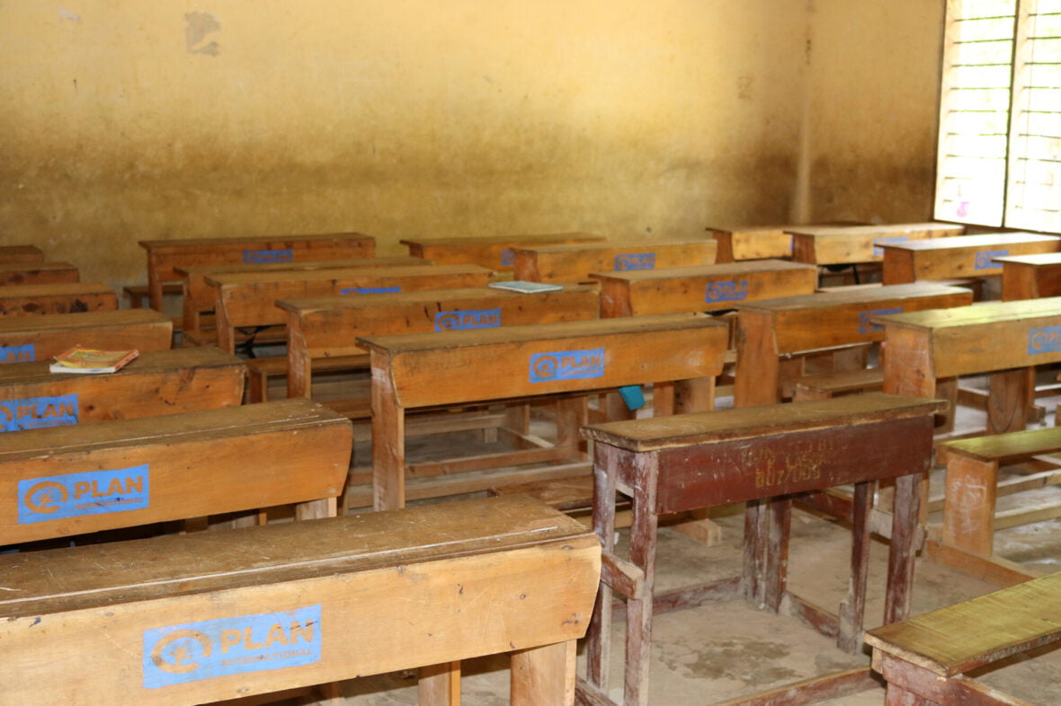 Tyhjä luokkahuone Keniassa.