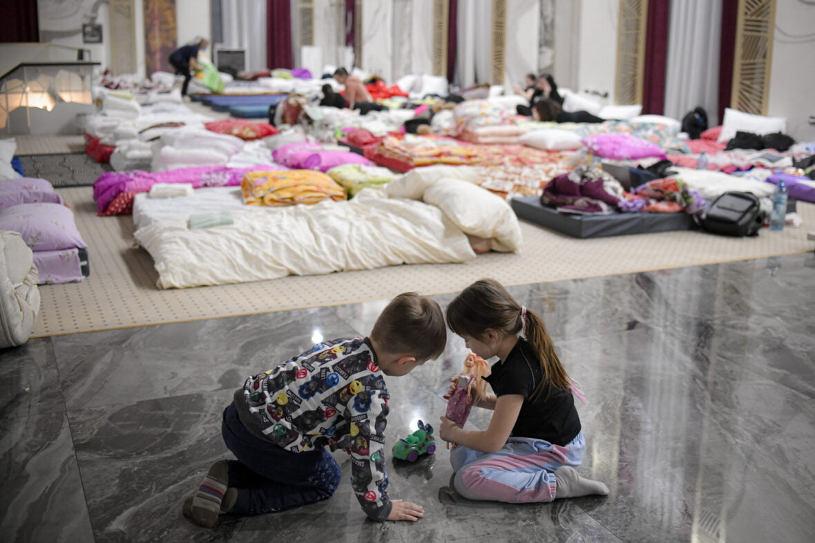 Ukrainasta paenneet lapset leikkivät hätämajoituksessa hotellin aulassa Romaniassa.