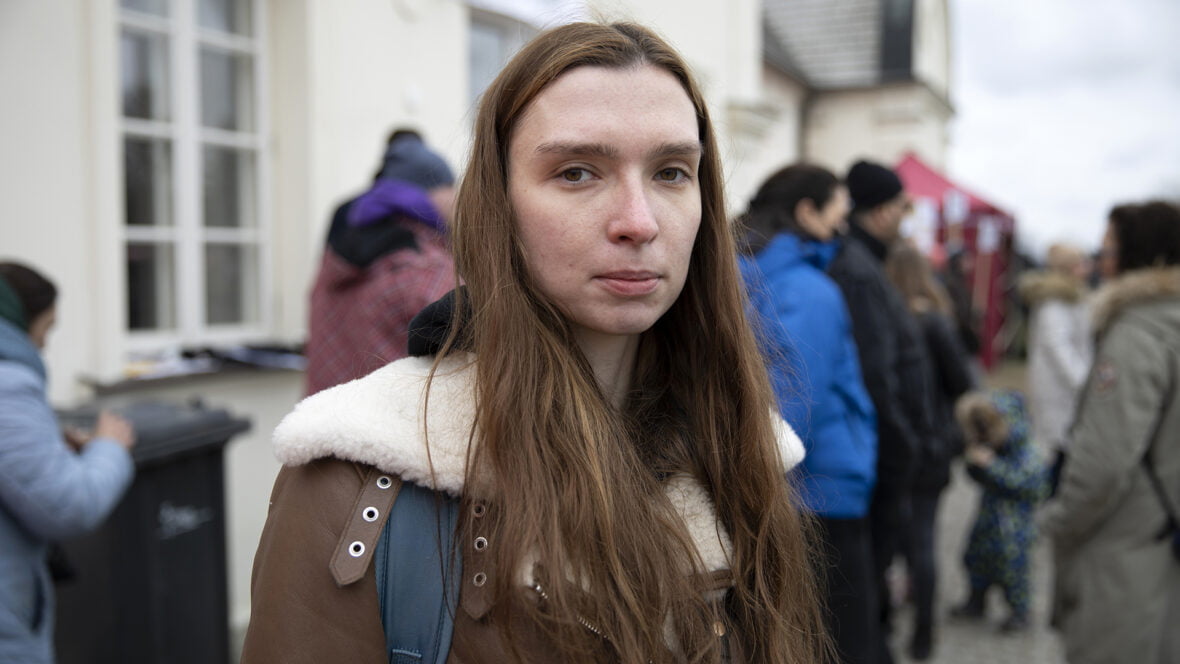 Ukrainalainen 27-vuotias Katarina Chelmin rautatieasemalla Puolassa