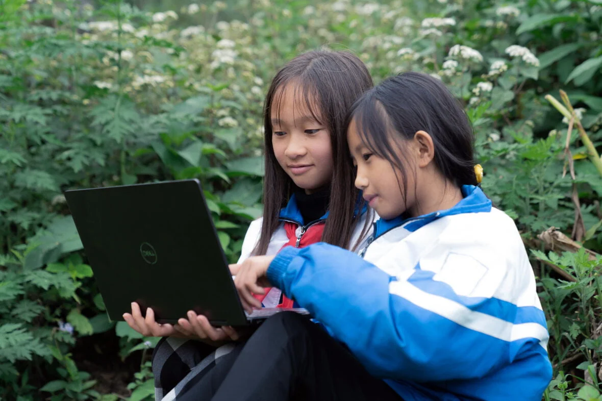 Kaksi tyttöä katselee tietokonetta. Kansainvälistä Girls in ICT -päivää, eli tytöt ja teknologia -päivää, vietetään tänä vuonna 28.4. Päivän tarkoituksena on innostaa tyttöjä ja nuoria naisia teknologian pariin.