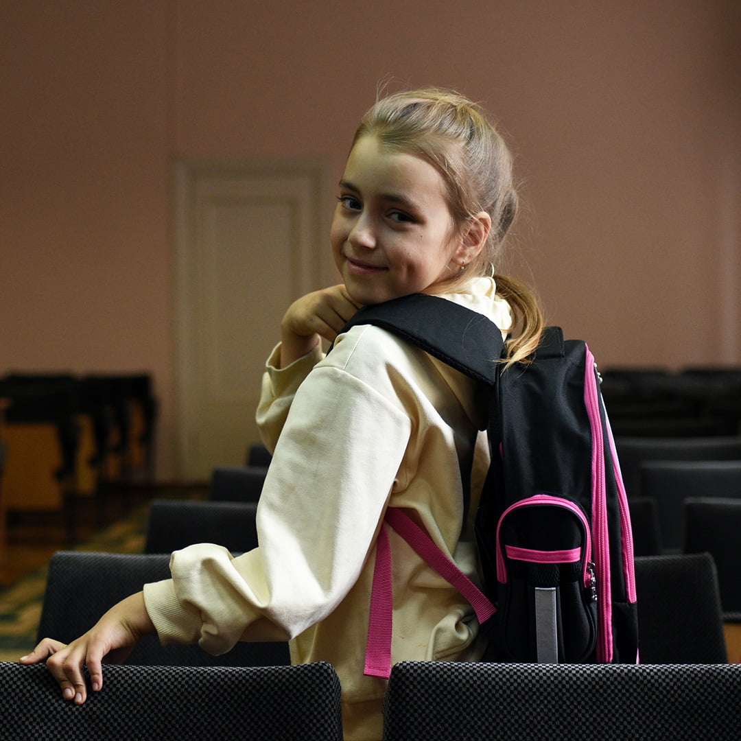Ukrainalainen tyttö koulureppu selässään Moldovassa.