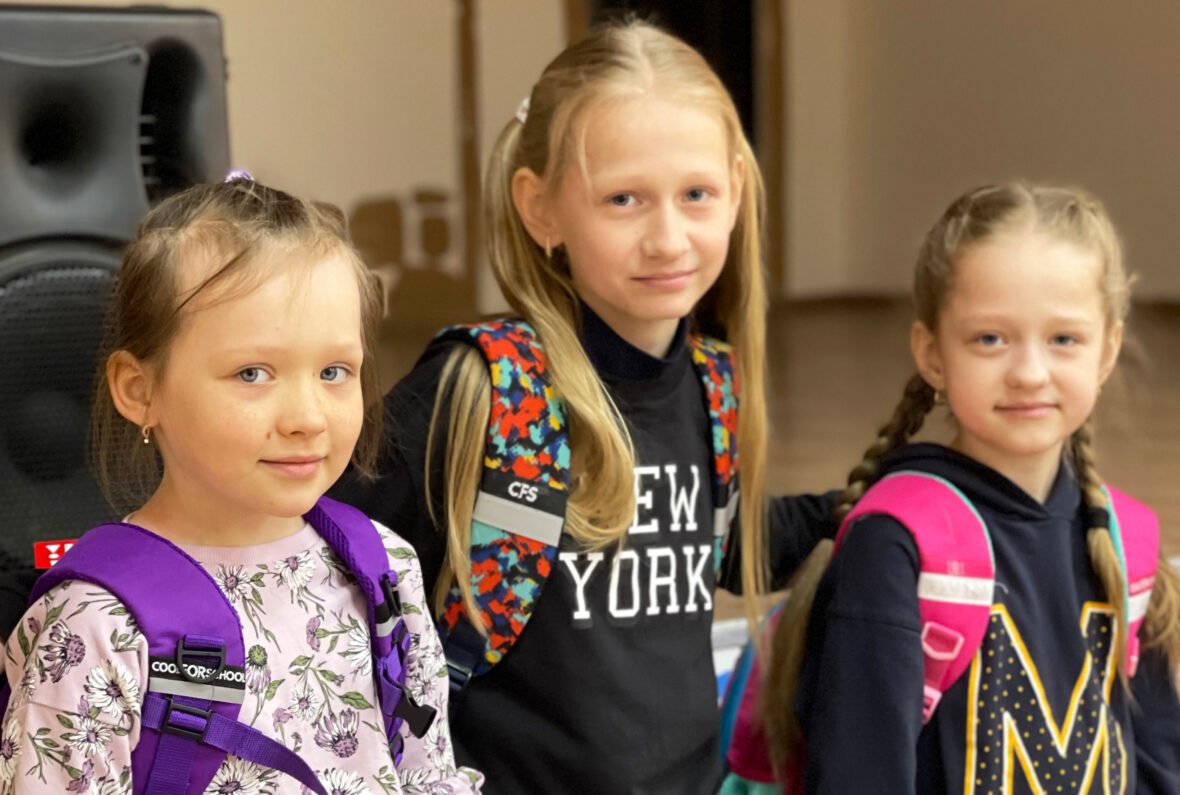 Ukrainalaiset lapset saivat uudet koulureput Planilta.