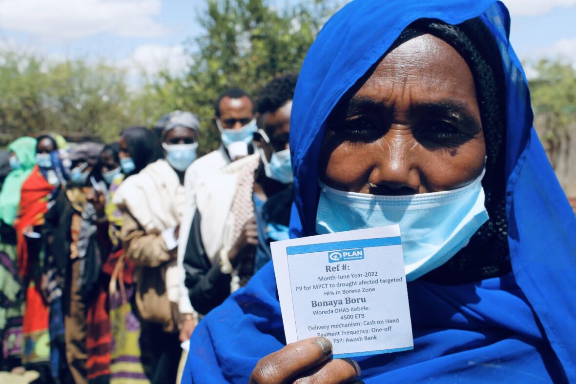 Etiopialainen Bonaya on saanut Planin käteisavustuksen, jolla hän hankkii ruokaa lapsilleen.