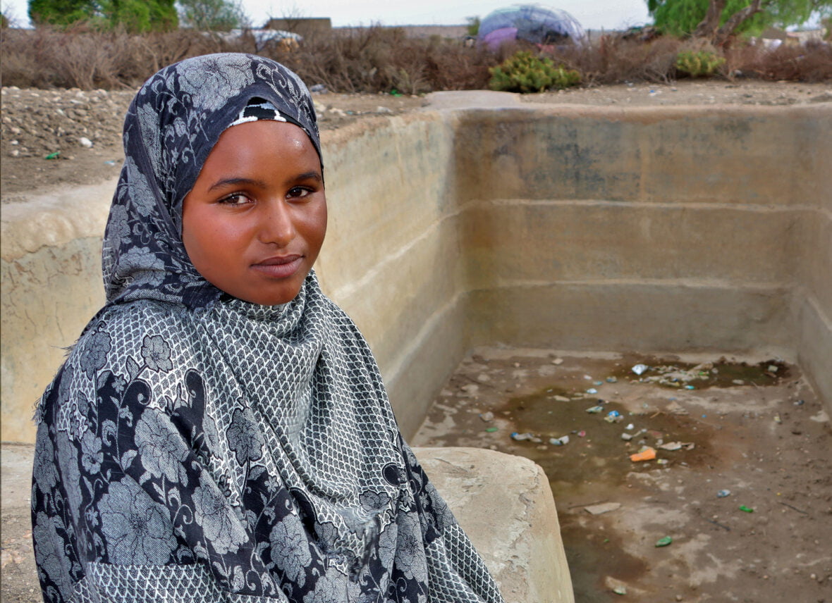 Somalialainen tyttö istuu kuivuuden takia tyhjän vesisäiliön vieressä.