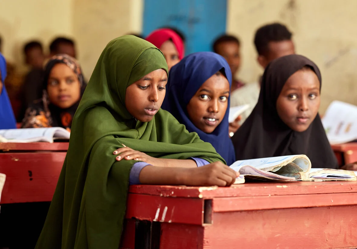 Somalialaiset tytöt koululuokassa.