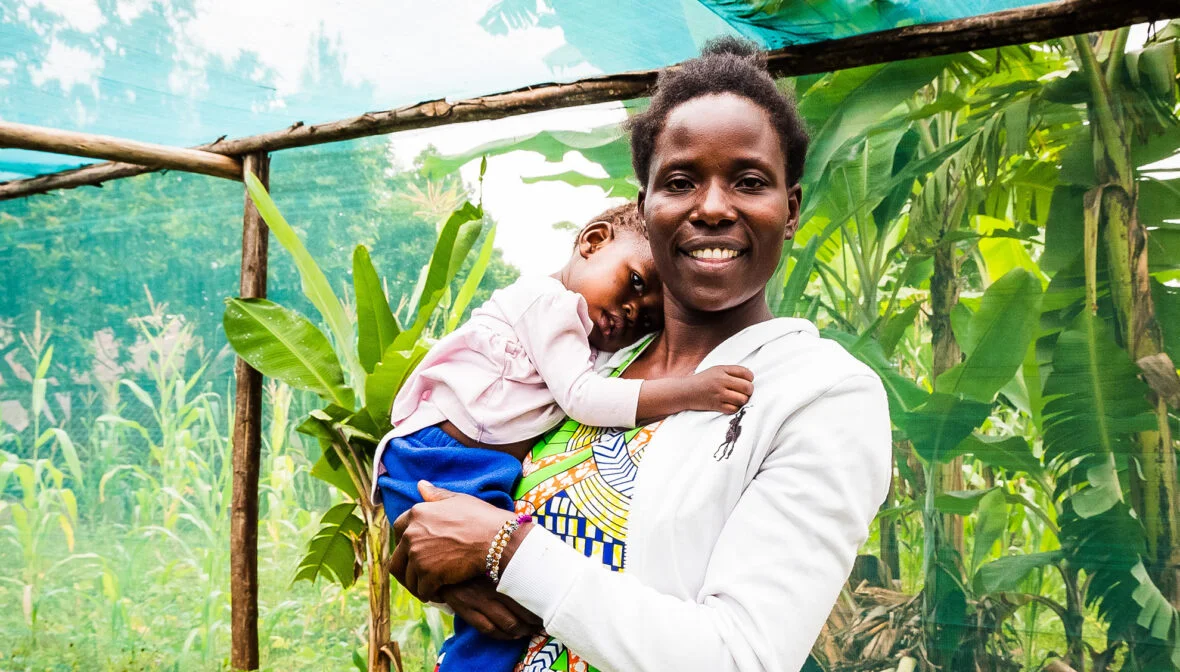 Ugandalainen Evelyne lapsensa kanssa.
