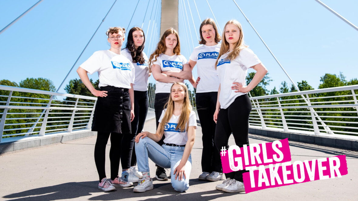 Kuusi Planin #GirlsTakeover-nuorta poseeraa sillalla aurinkoisessa säässä.