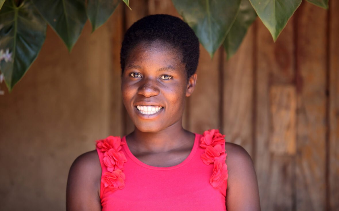 Malawilainen ompelija Rebecca katsoo hymyillen kameraan.