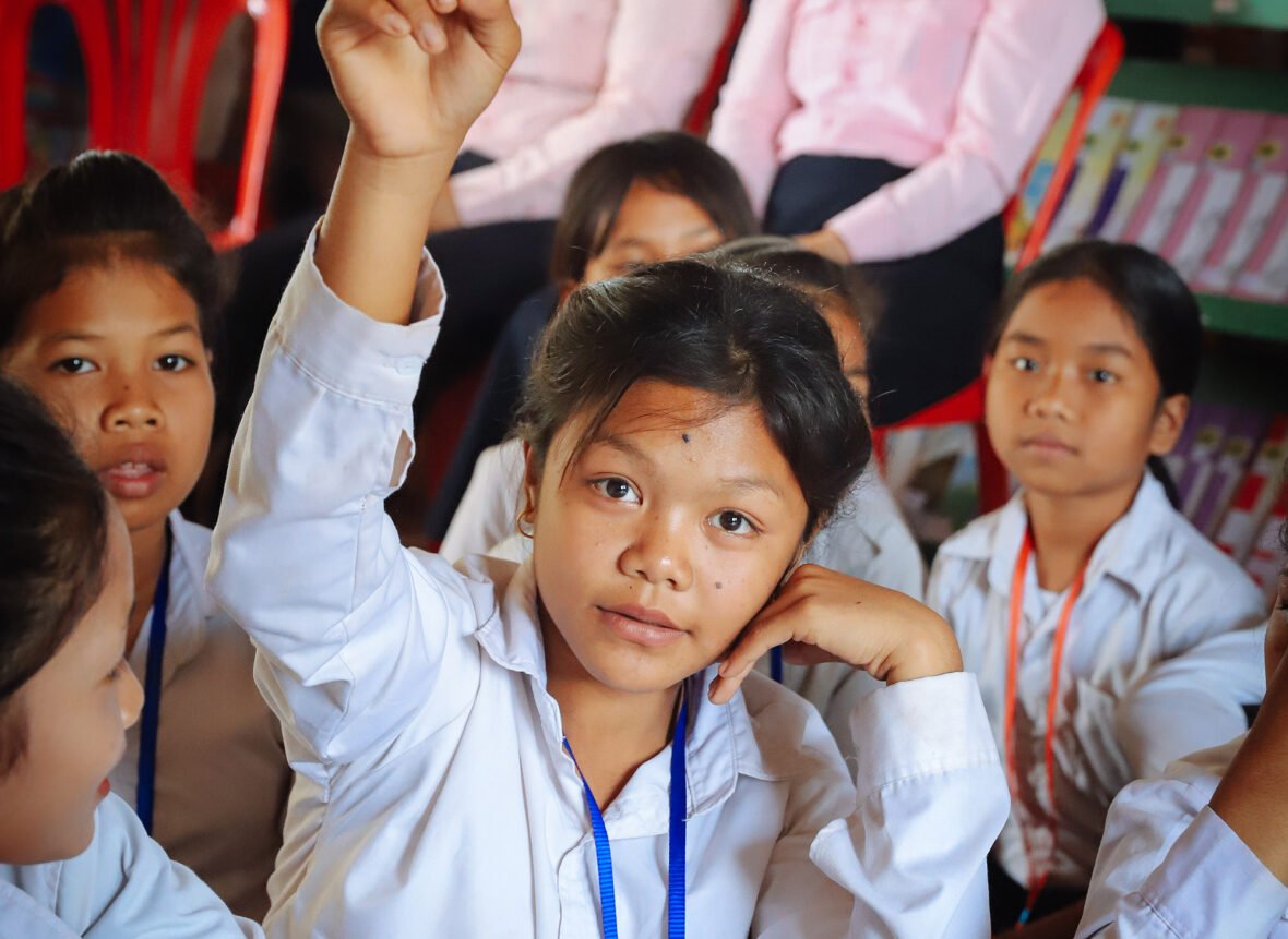 Kambodzalaiset tytöt koululuokassa.