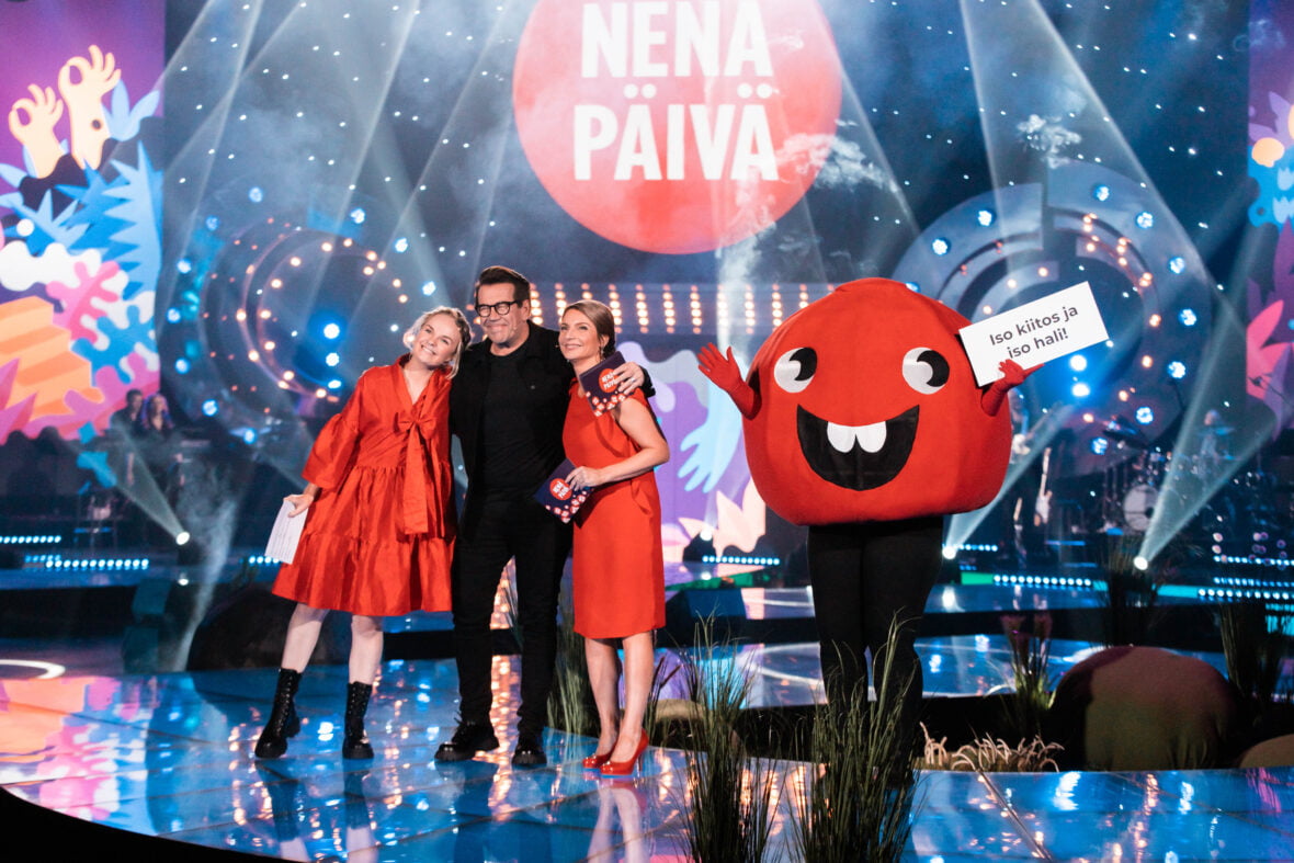 Nenäpäivän juontajat Maaria Nuoranne, Mikko Kuustonen ja Hanna Visala sekä Nenä Nenäpäivän lavalla.