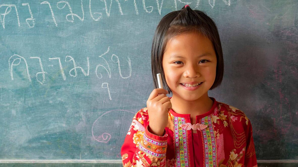 Thaimaalainen tyttö koulussa