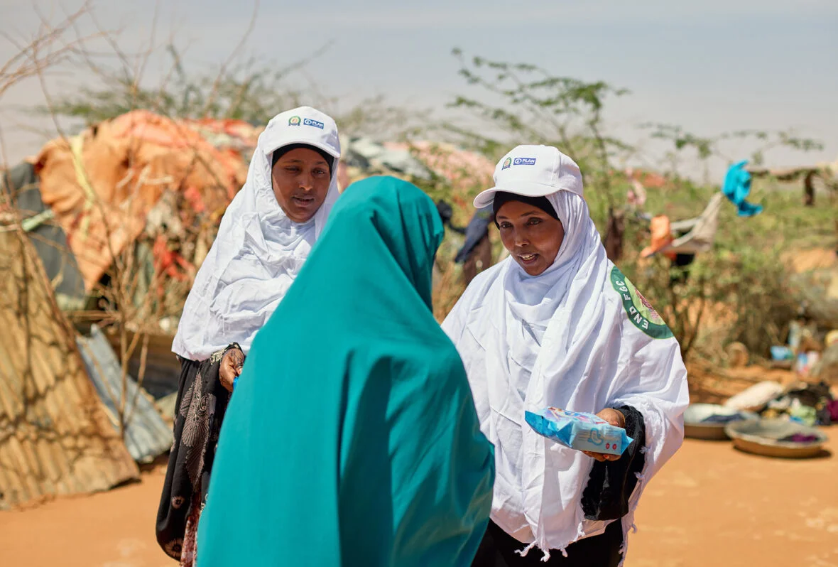 Mulki jakaa kuukautistarvikkeita pakolaisille Somaliassa.