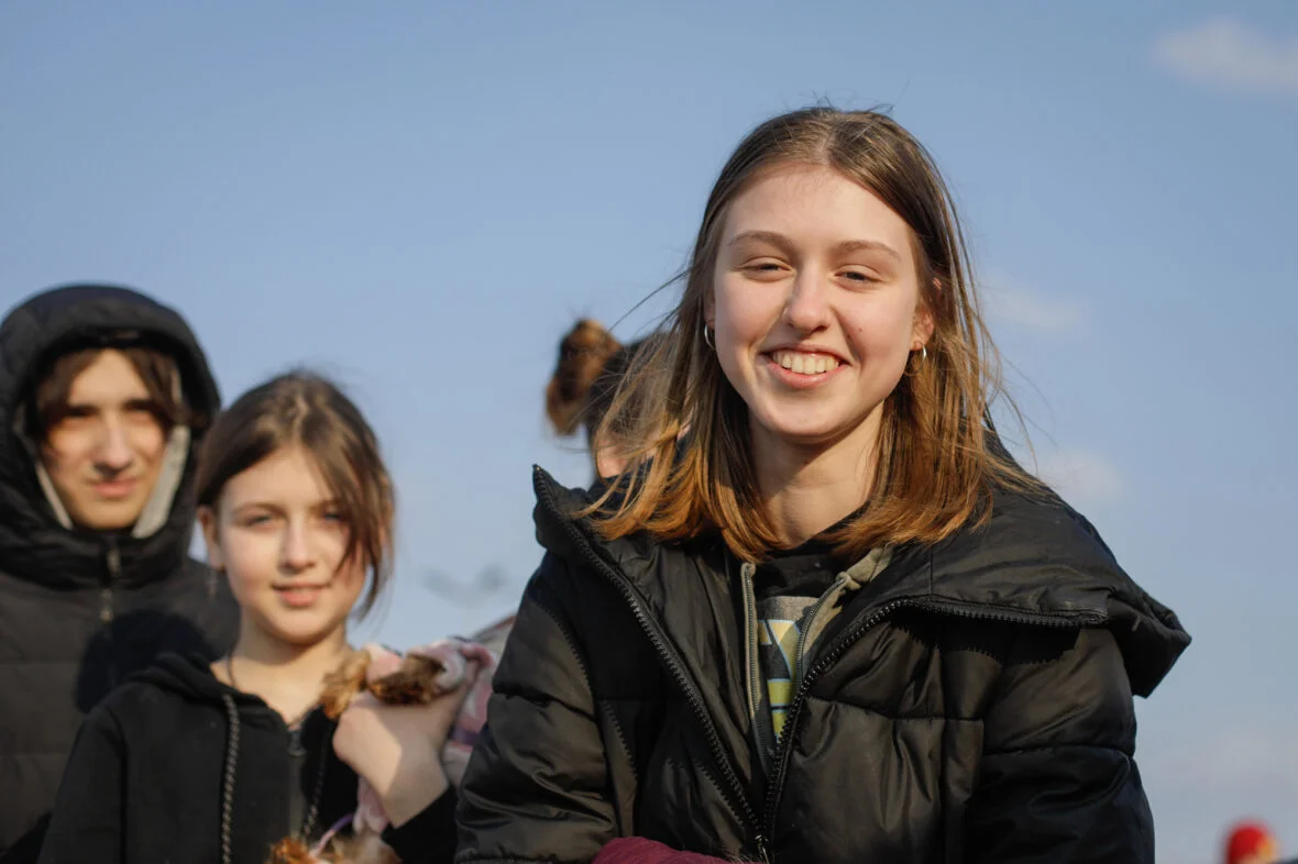 15-vuotias Ukrainan sotaa paennut Katy seisoo sisarustensa edessä ja katsoo hymyillen kameraan. Ukrainan sota koettelee tyttöjä erityisellä tavalla. Plan tukee tyttöjä keskellä kriisejä, ympäri maailmaa.