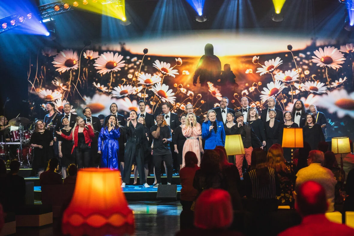 Joukko artisteja esiintymässä Ylen Apua Ukraina - Suuri tukikonsertti 2:ssa