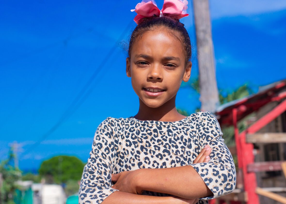Tyttö Dominikaanisesta tasavallasta katsoo päättäväisesti kameraan.