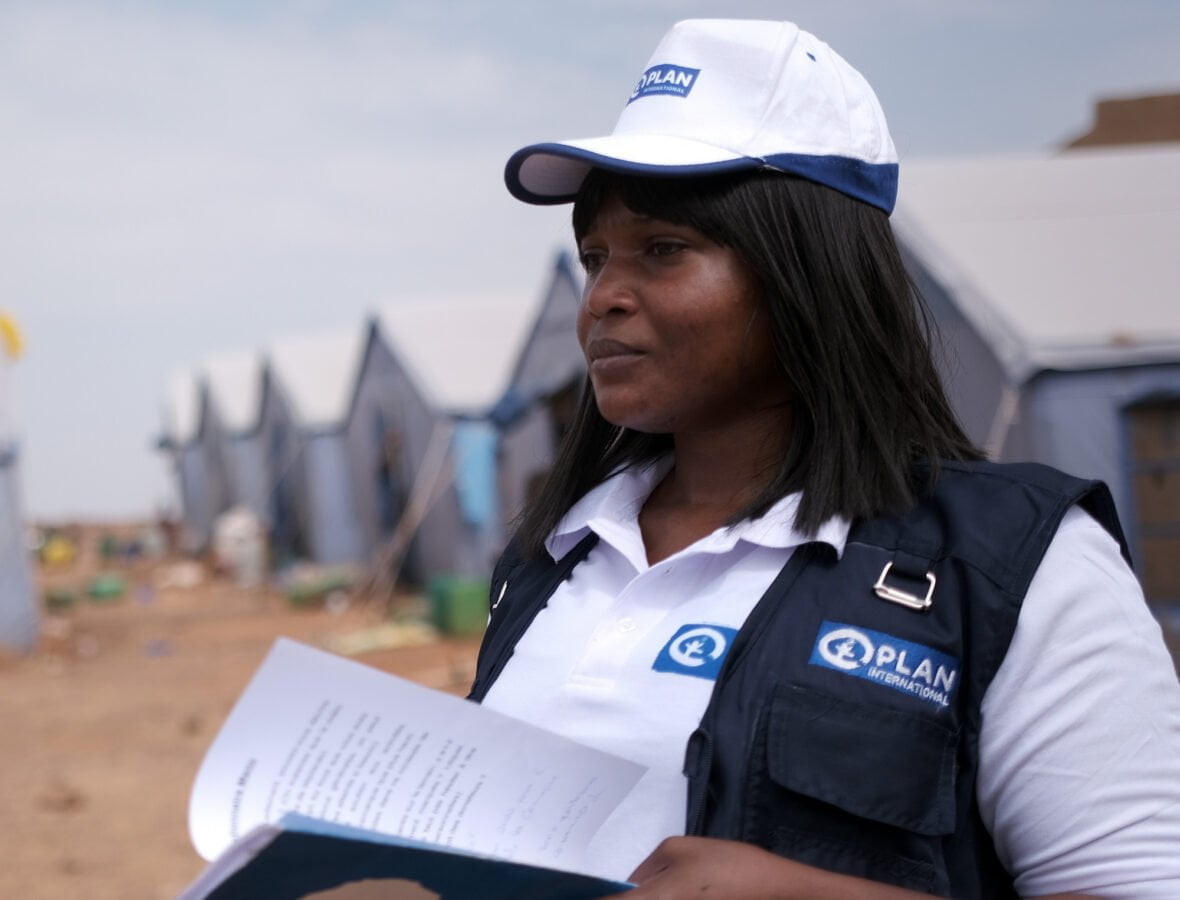 Planin humanitaarinen työntekijä Manu Konu pakolaisleirillä Burkina Fasossa.