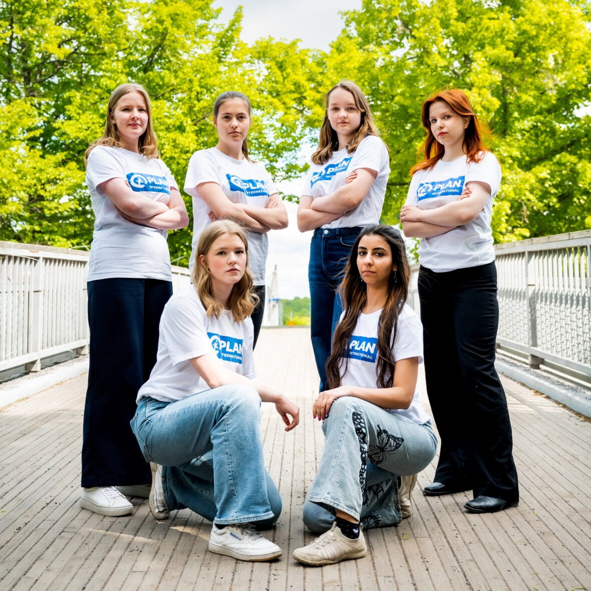 #GirlsTakeover-nuoret vuonna 2023 ryhmäkuvassa sillalla.
