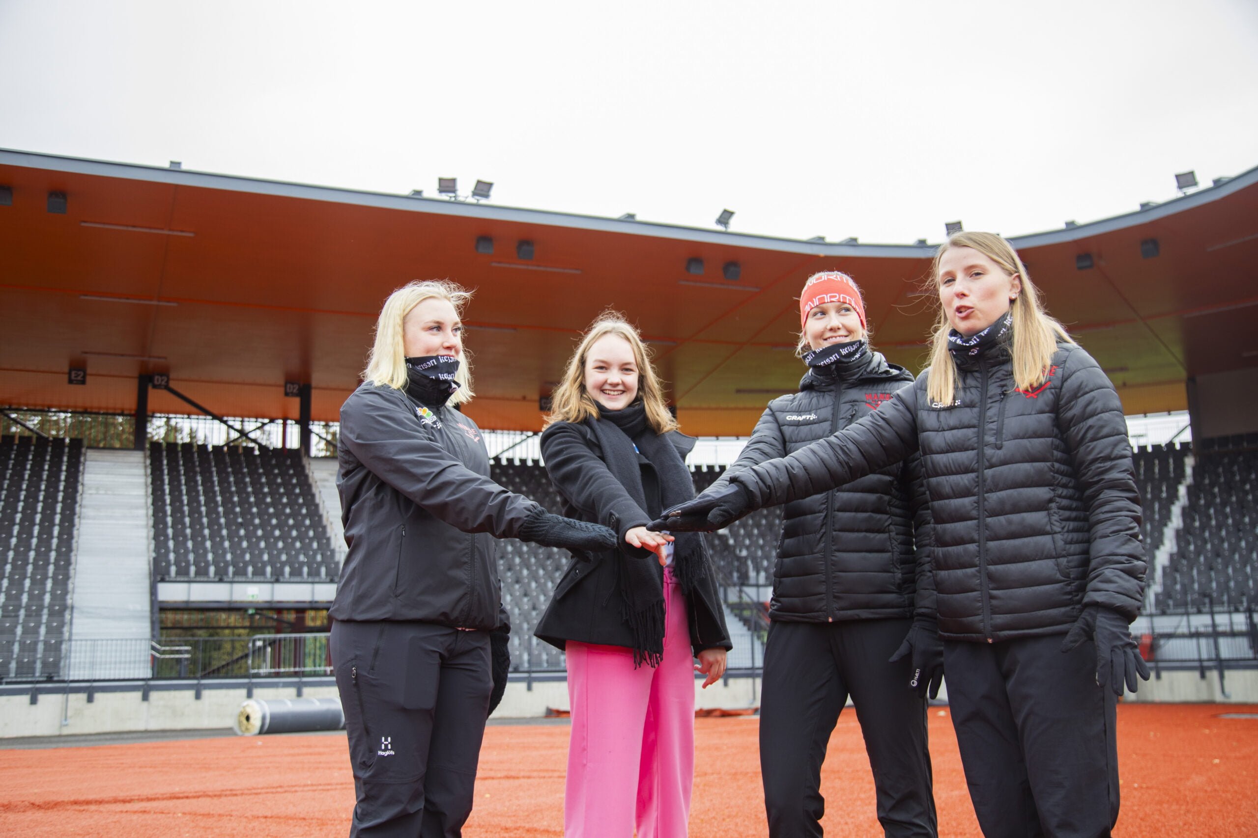 #GirlsTakeover-valtaaja Pauliina Mannerhovi tapasi Naisten Superpesiksen pelaajia Tampereella Kaupin stadionilla.