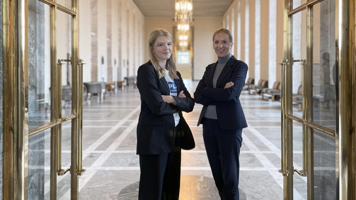 #GirlsTakeover-valtaaja Minea Kaippio ja ministeri Sandra Berqvist eduskunnassa.