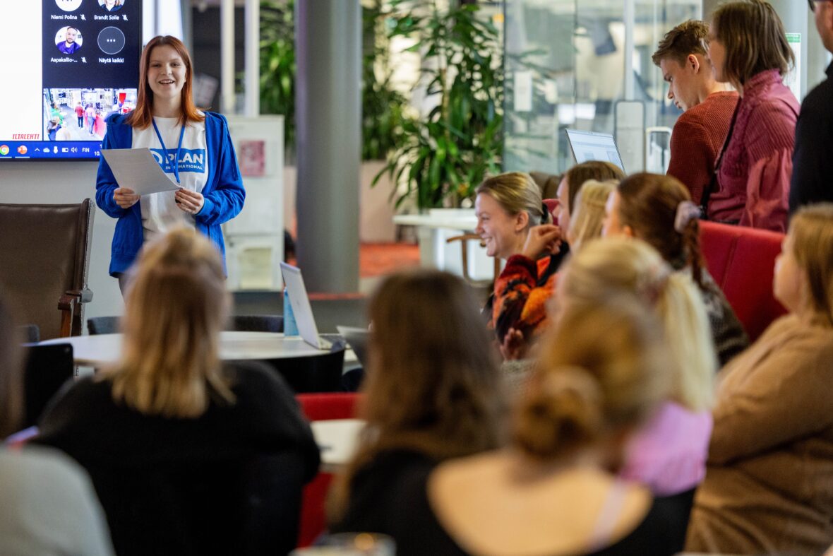 #GirlsTakeover-valtaaja Minni-Mansikka Kapanen pitää puhetta Iltalehden toimitukselle.