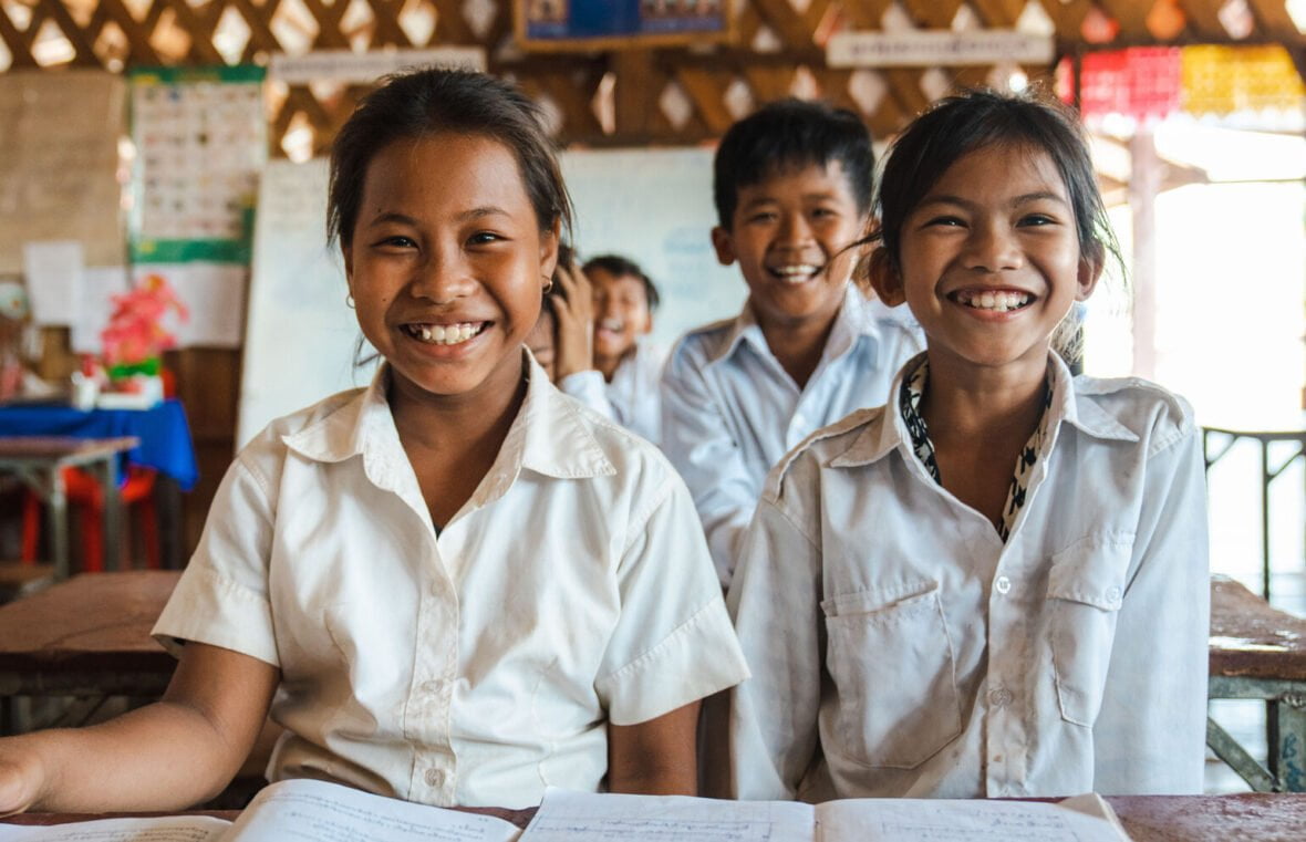 Kambodzlaiset nuoret istuvat koululuokassa.