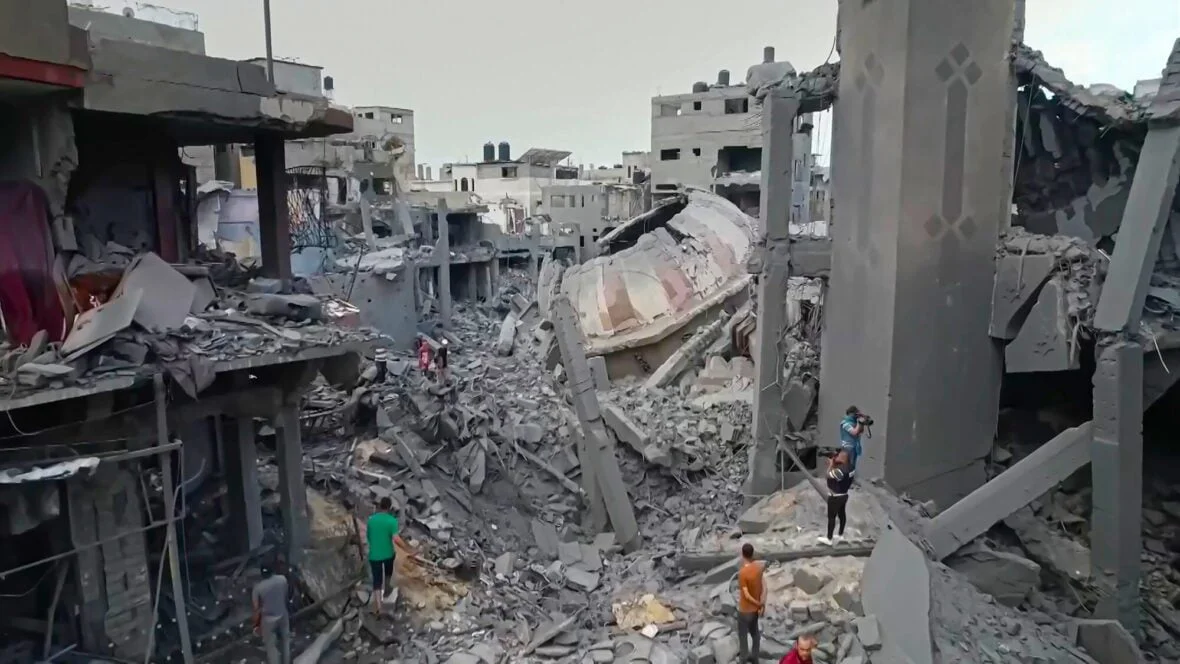 Kuvassa näkyy taisteluissa tuhoutuneita rakennuksia Gazassa.