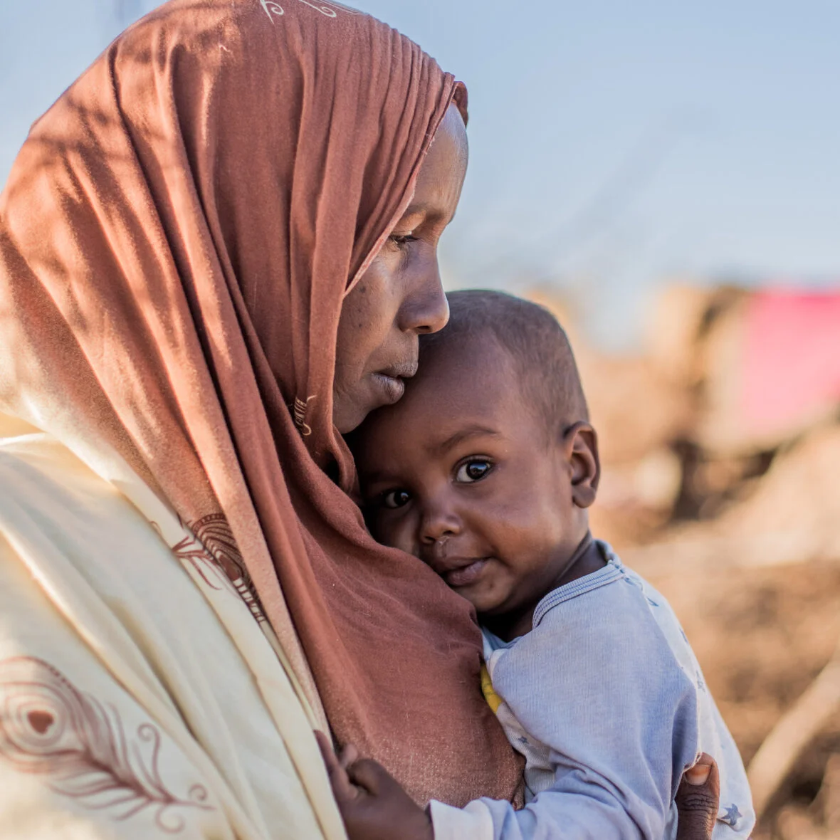 Globaalin nälkäkriisin koettelemassa Somalimaassa asuva Hoodo pitelee lastaan sylissään.