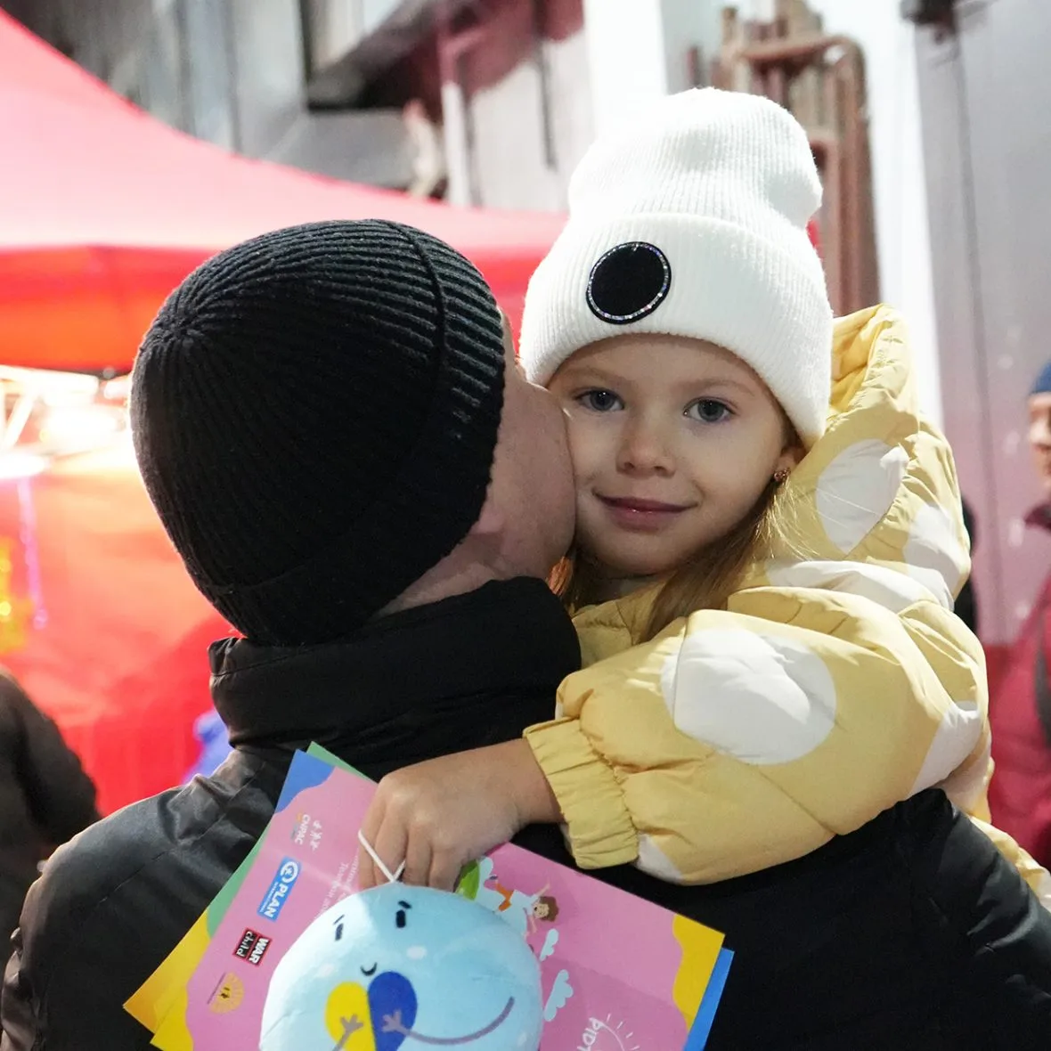 Plan International jakaa hätäapua Ukrainan sodan koettelemille lapsille ja heidän perheilleen.