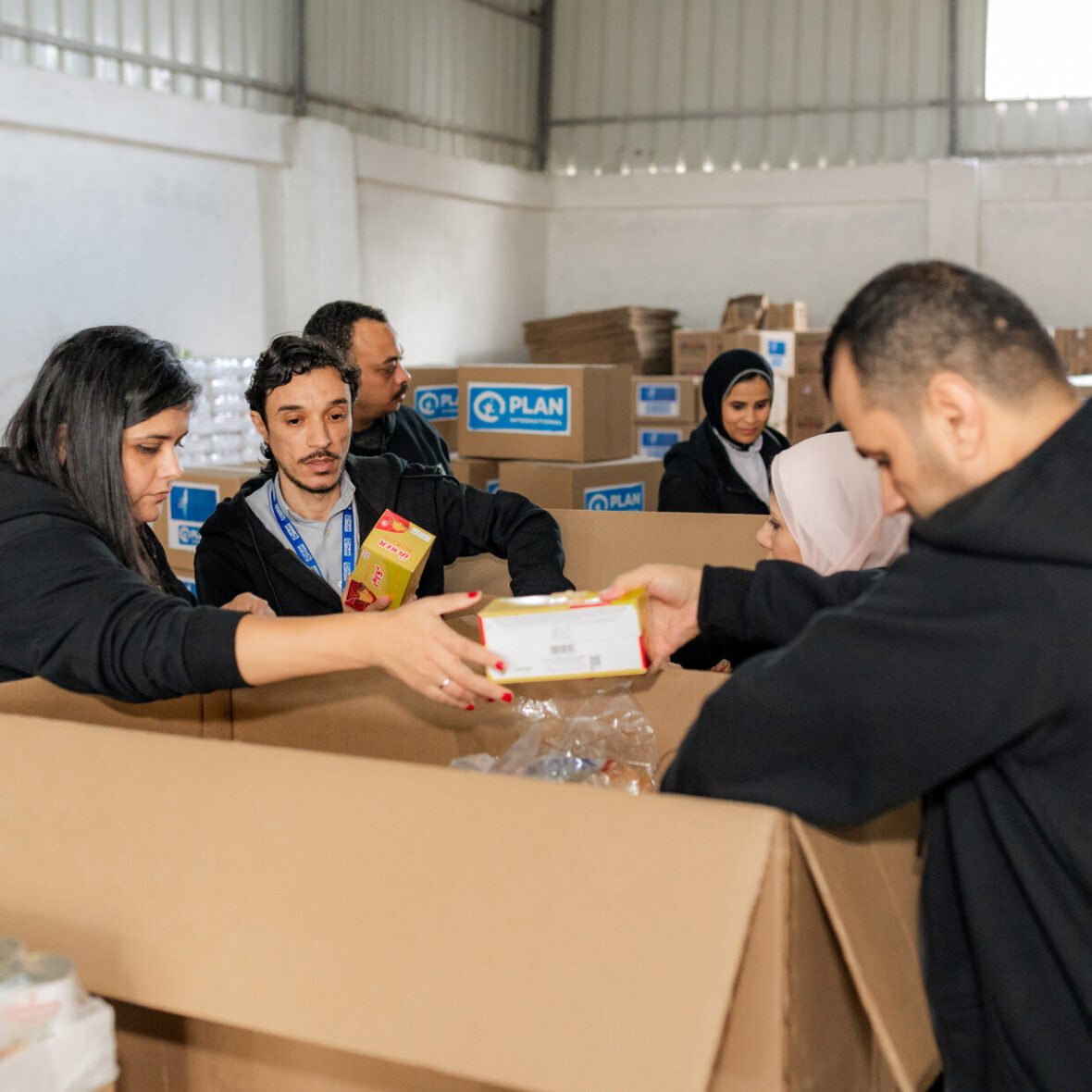 Planin humanitaarisen työn työntekijät pakkaavat hätäaputarvikkeita Gazaan.