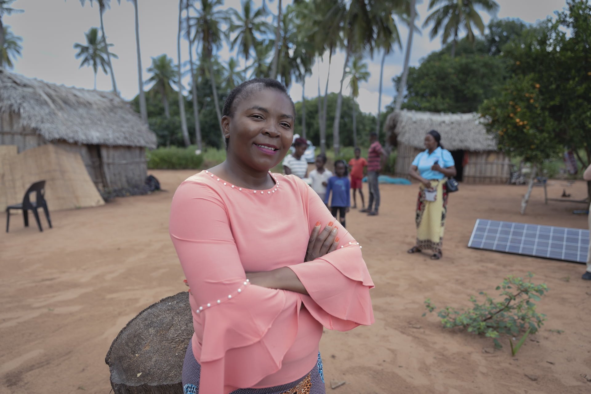 Mosambikilainen Octavia poseeraa kameralle mosambikilaisyhteisössä.