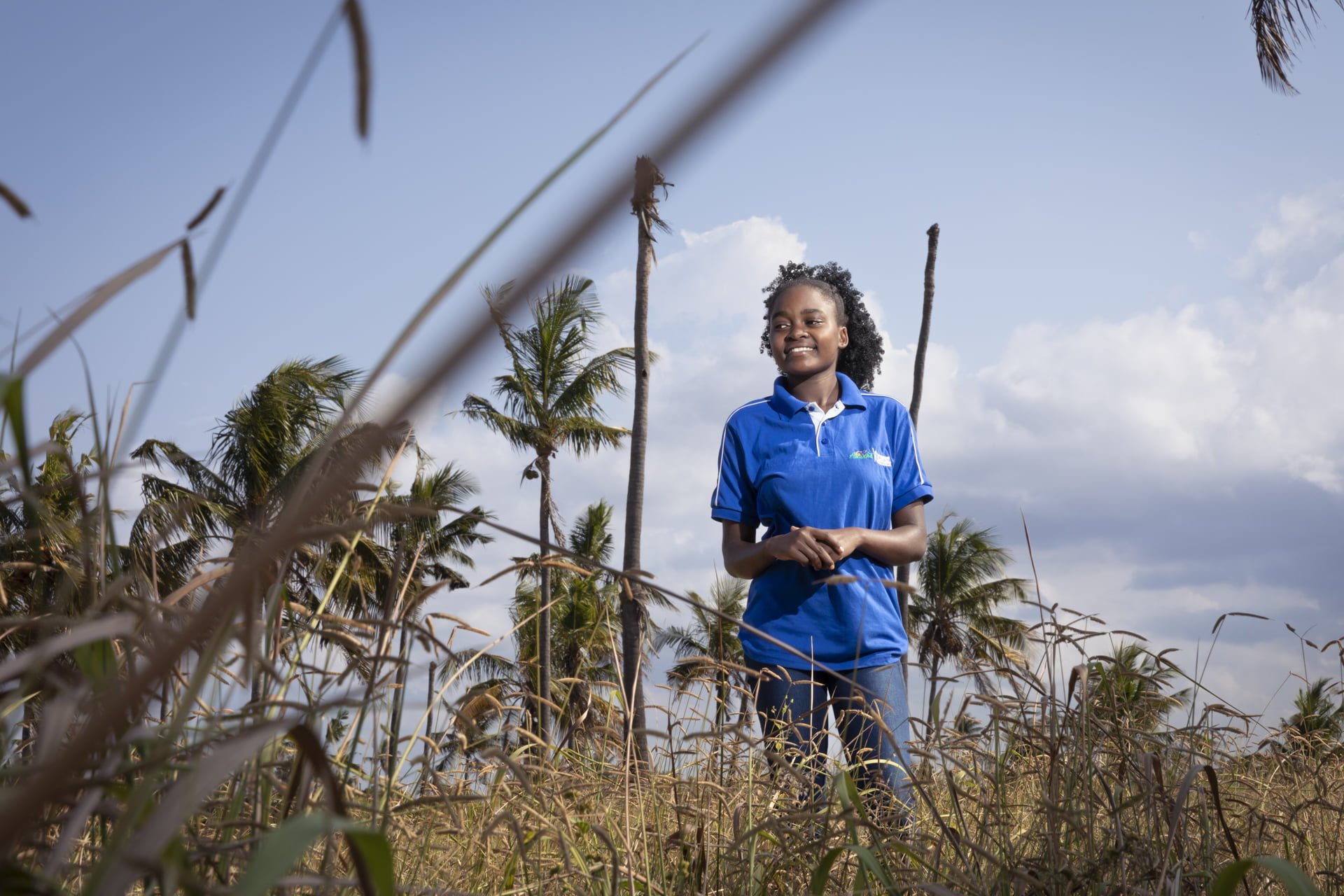 Mosambikilainen Eunice seisoo pellolla.