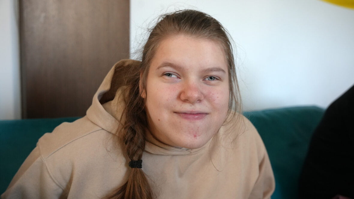 17-vuotias ukrainalainen Evelina elää aivohalvauksen kanssa ja on paennut sotaa Puolaan yhdessä perheensä kanssa.