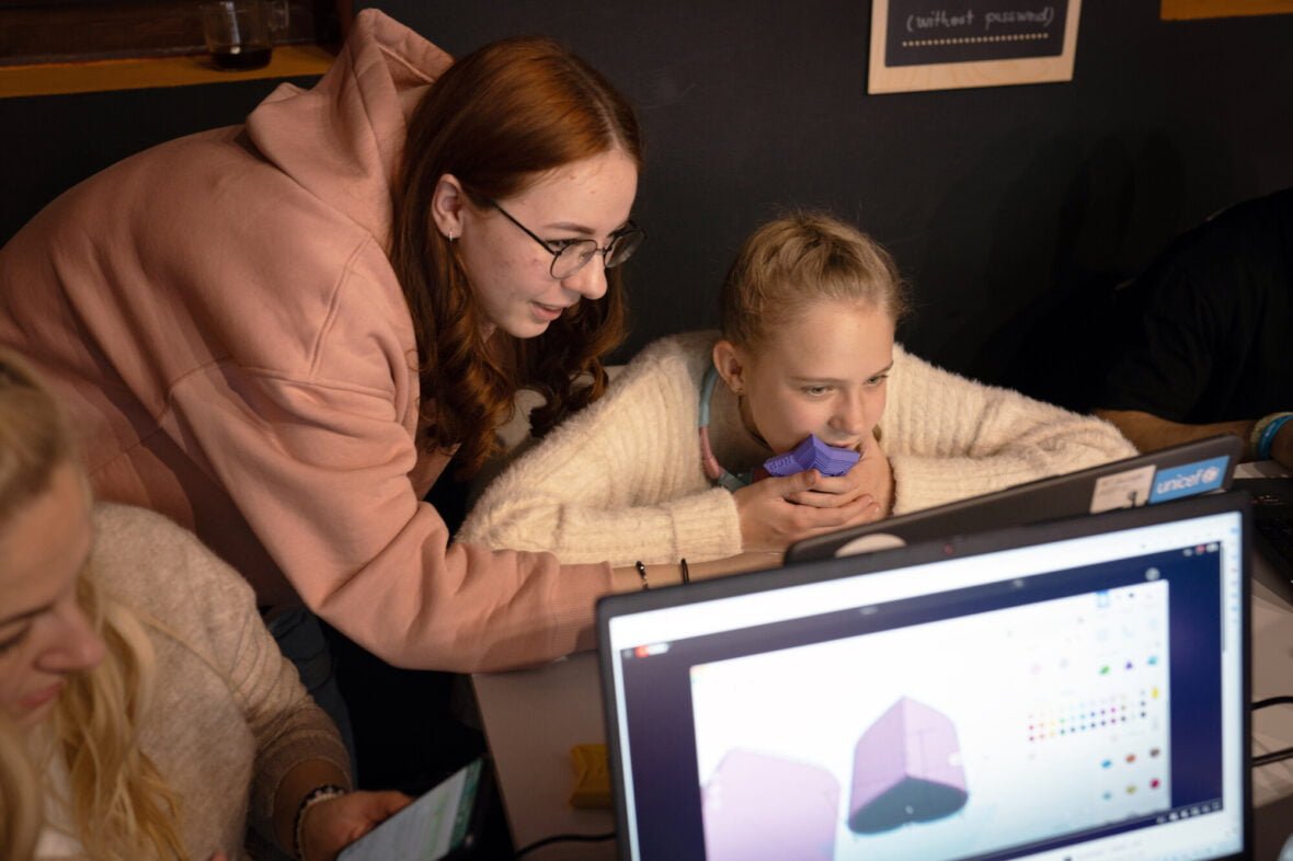 Ukrainalainen Olena käyttää tietokonetta pakolaiskeskuksessa Romaniassa yhdessä toisen ukrainalaisen nuoren kanssa.