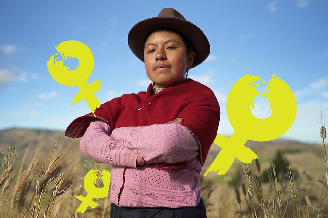Tytöt tahtoo tasa-arvoa. Perulainen tyttö seisoo keskellä peltoa. Hän on nostanut kädet eteensä puuskaan ja katsoo päättäväisesti suoraan kameraan. Tytöllä on päässään lierireunainen hattu.