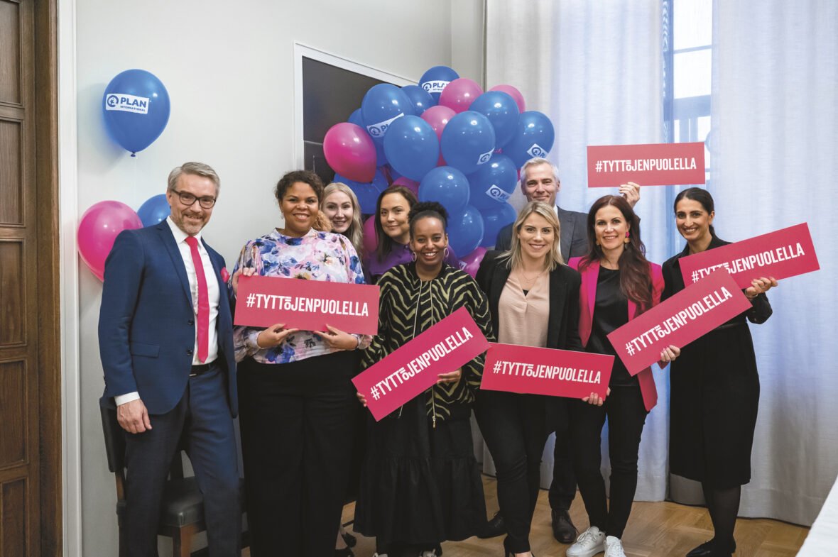 Planin pääsihteeri Ossi Heinänen ja eduskunnan tyttöryhmän jäsenet yhteiskuvassa