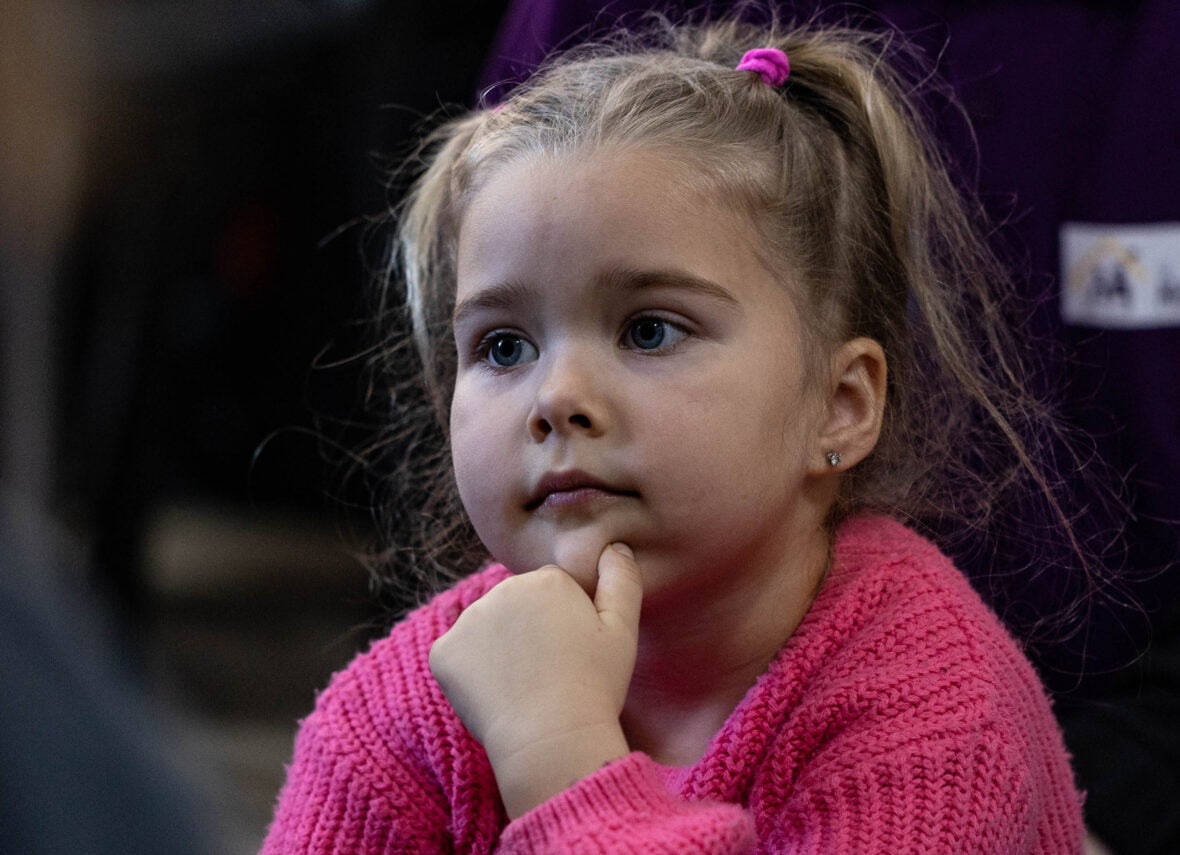 Ukrainalainen lapsi katsoo mietteliäänä pakolaislapsille tarkoitetussa turvallisessa tilassa Moldovassa.