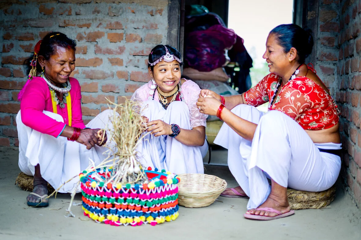 Nepalilainen Pushpa ja hänen äitinsä ja isoäitinsä ajattelevat, että kuukautisista puhuminen on helpompaa nykyään kuin ennen.