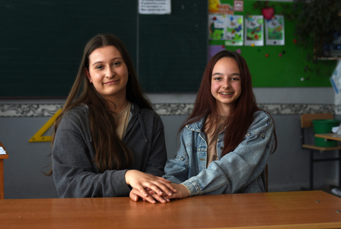 Ukrainalaiset 15-vuotiaat Maria ja Victoria pakenivat Ukrainasta Moldovaan keväällä 2022.