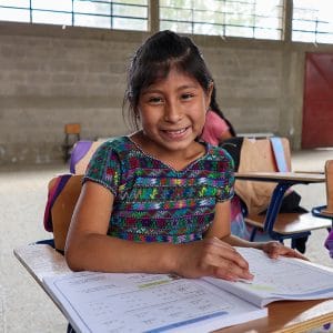 Guatemalalainen tyttö koulussa.