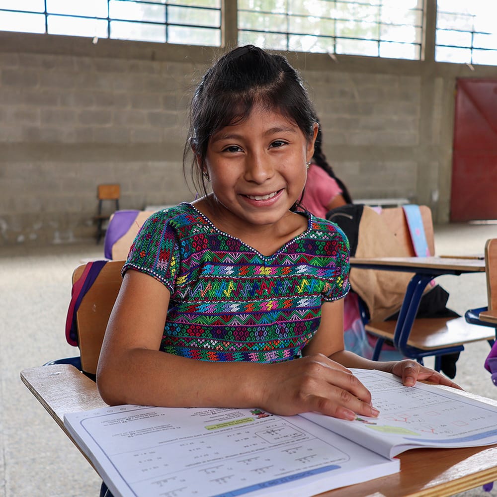 Guatemalalainen tyttö koulussa.