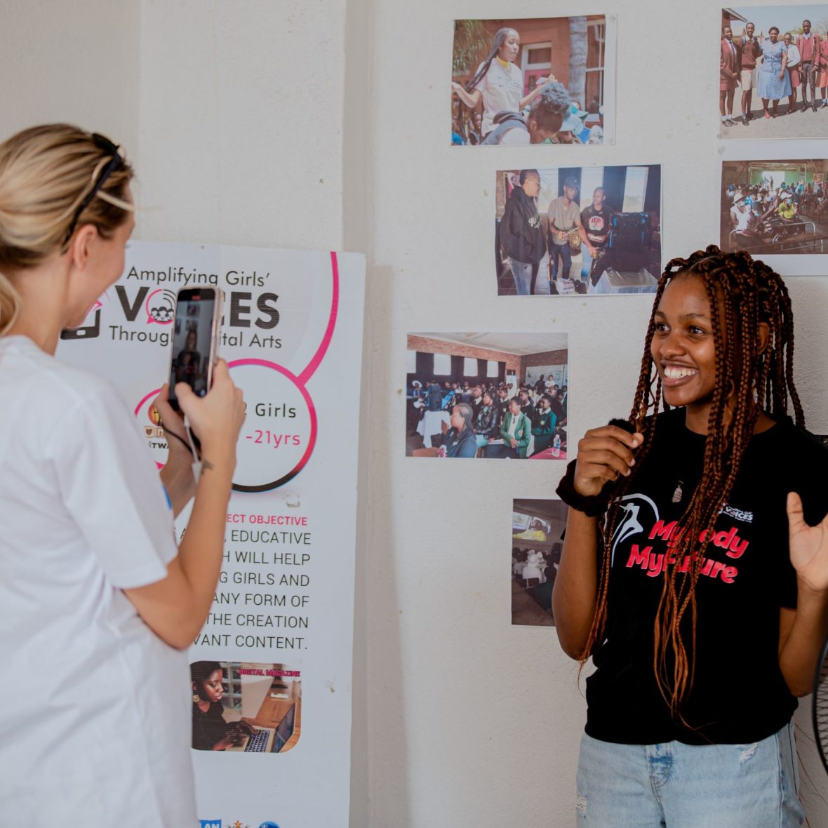 Amplifying Girls Voices -hanke edistää tyttöjen oikeuksia Zimbabwessa. Sointu Borg tutustumassa hankkeeseen ja mukana oleviin tyttöihin.